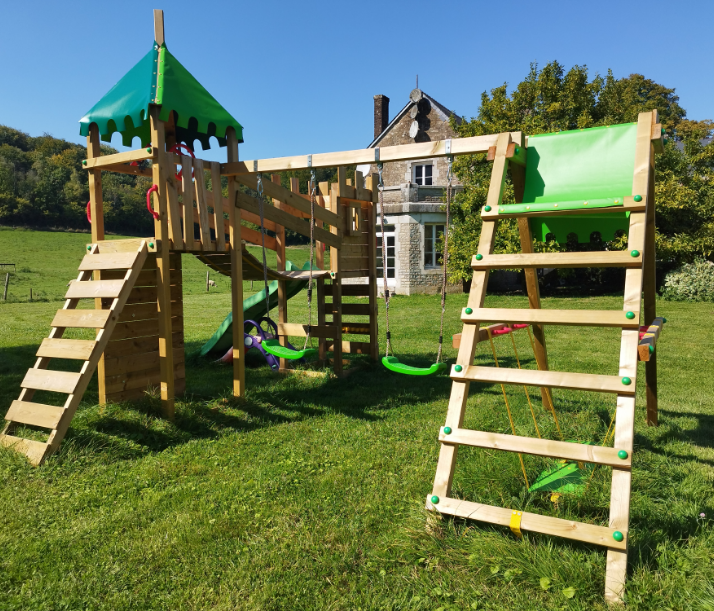 jeux exterieurs au chateau de manon a la basse touligny, gite dans les ardennes